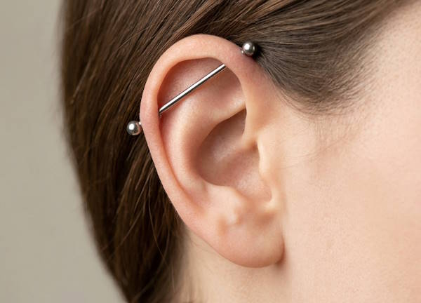 Industrial Piercing im Ohr